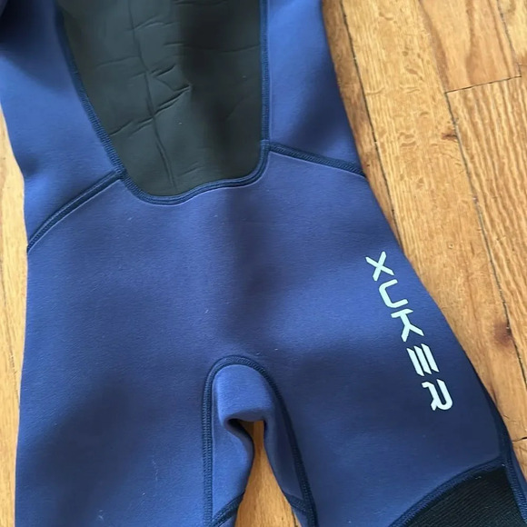 Xuker wet suit navy with floral girls long sleeve 10.5” pit to pit like new - Picture 2 of 6